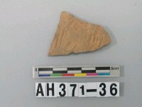 藏品(灰褐色細砂陶片)的圖片